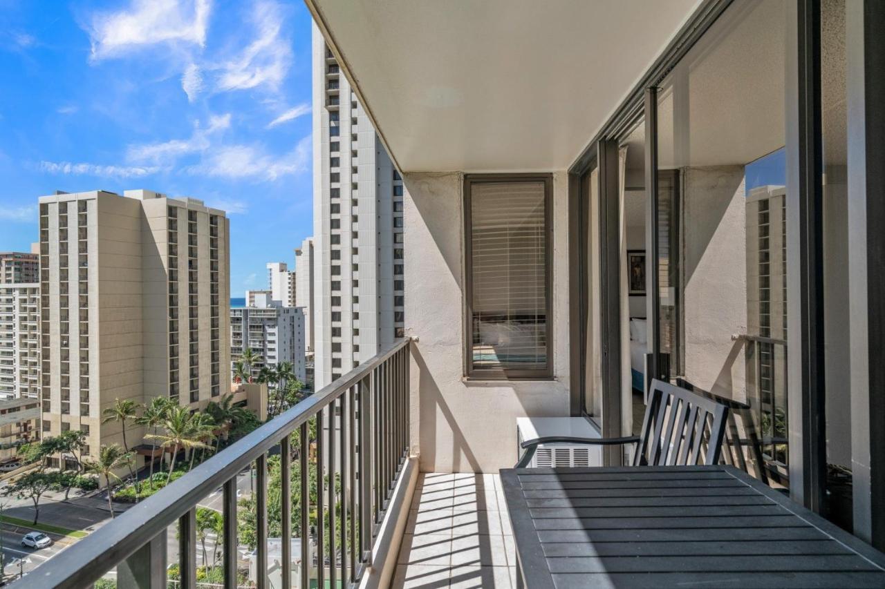 Pool View At The Waikiki Banyan Apartment *