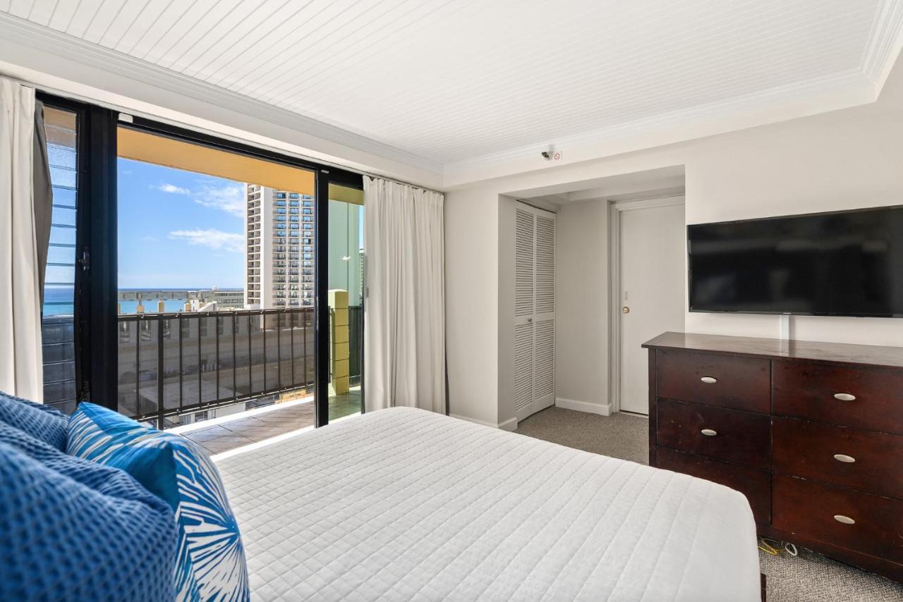 Expansive Lanai W/ Panoramic Views - Walk To Waikiki Beach *
