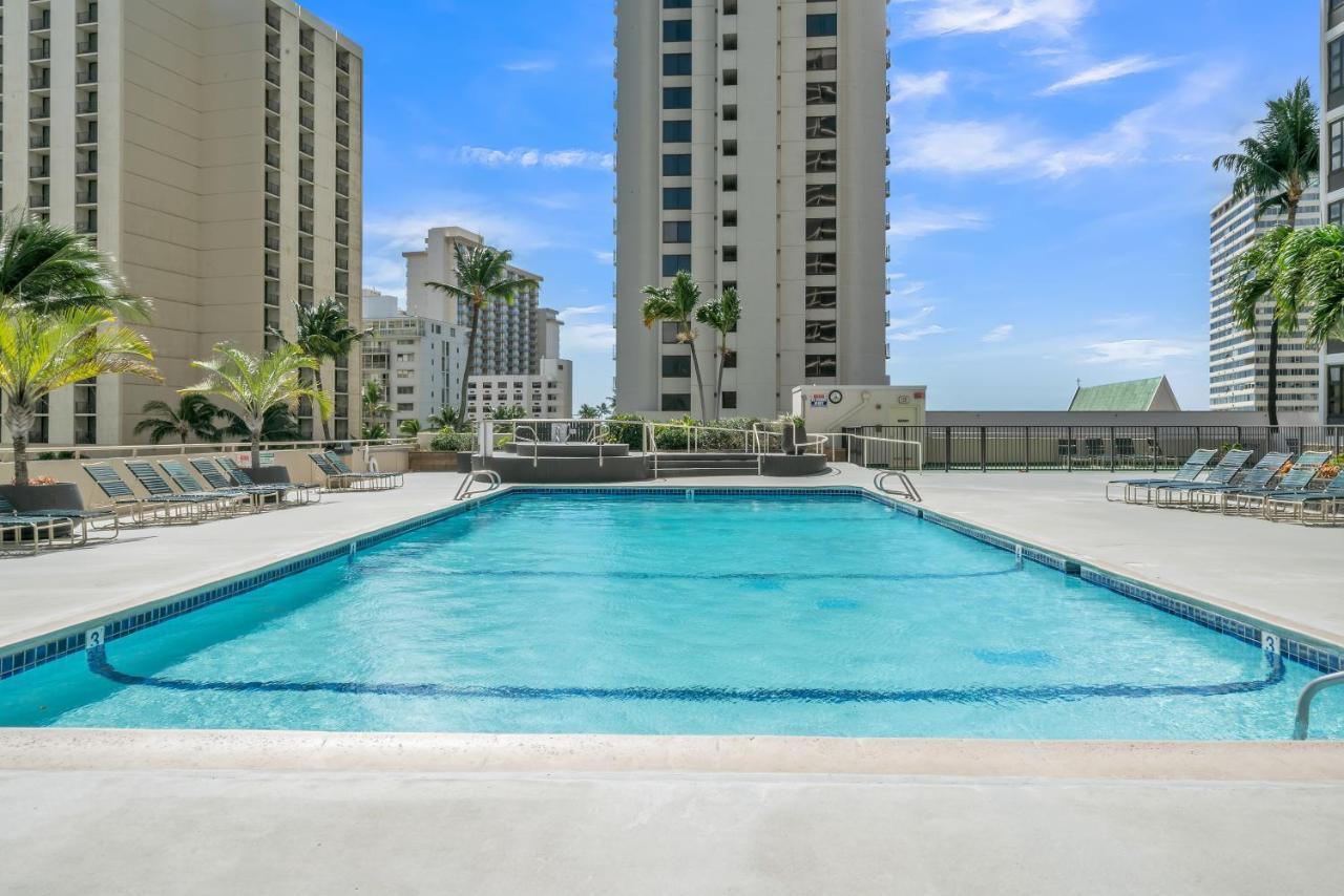 Deluxe Studio Near Waikiki Beach - Free Parking & Outdoor Pool *