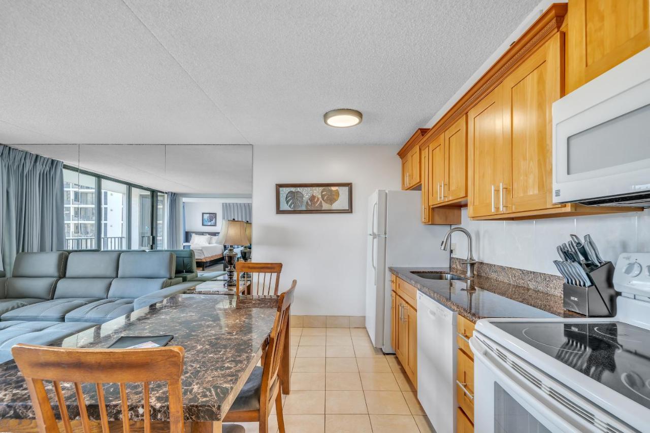 Deluxe Studio Near Waikiki Beach - Free Parking & Outdoor Pool Apartment Honolulu