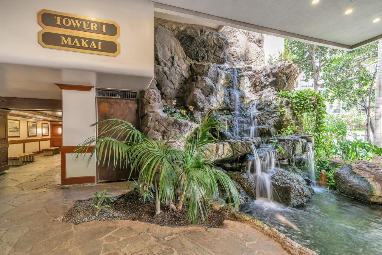 Deluxe Studio Near Waikiki Beach - Free Parking & Outdoor Pool Apartment