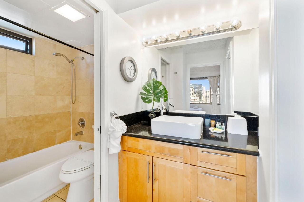 Aloha Getaway, Ocean View Near Waikiki With Free Parking Apartment