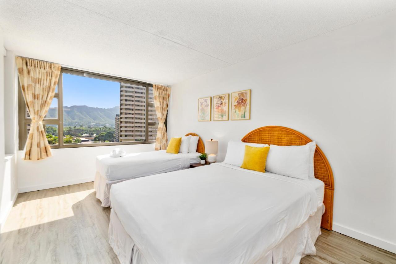 Apartment Charming Steps From Waikiki With Parking! Honolulu