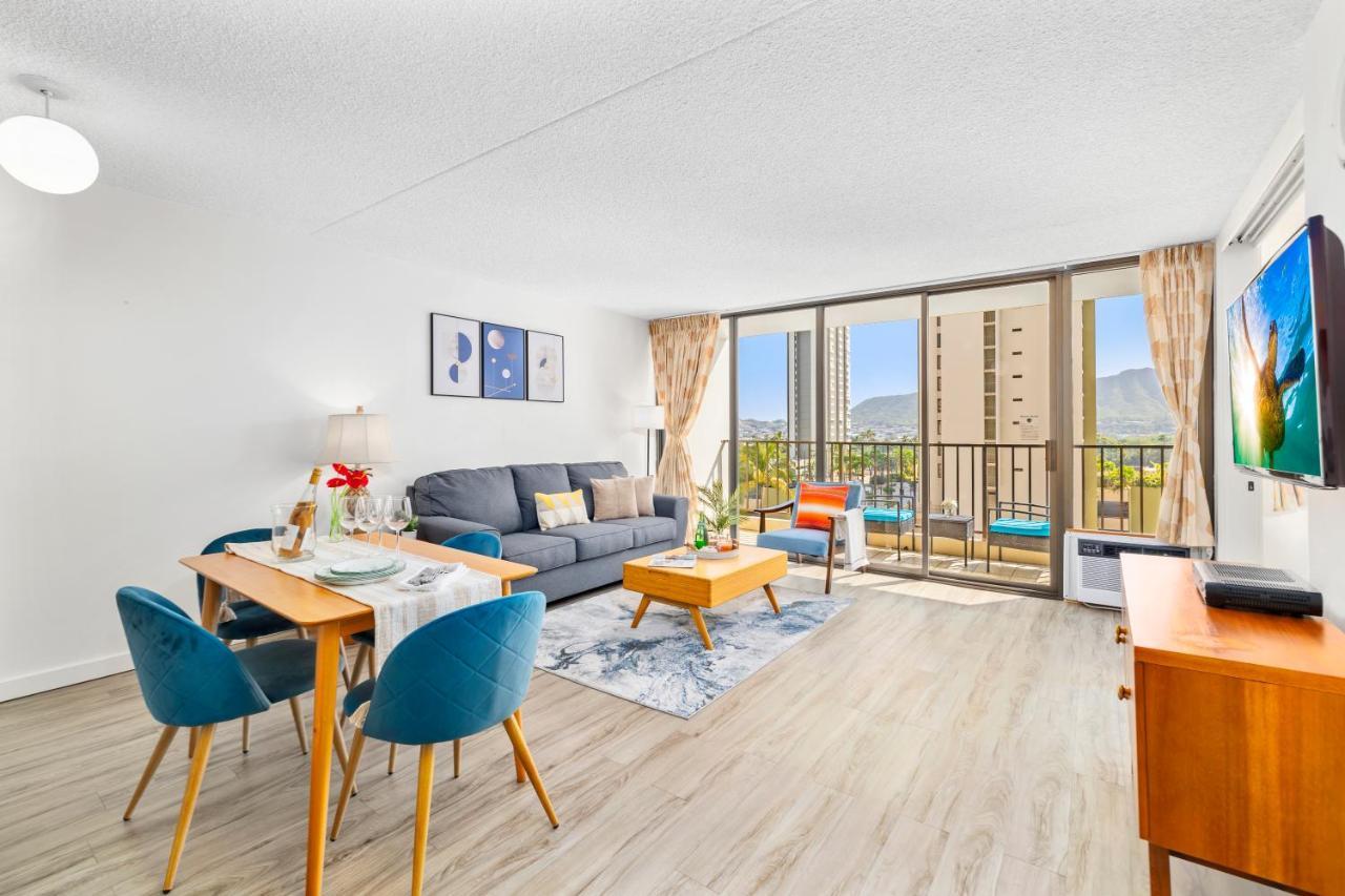 Apartment Charming Steps From Waikiki With Parking! Honolulu