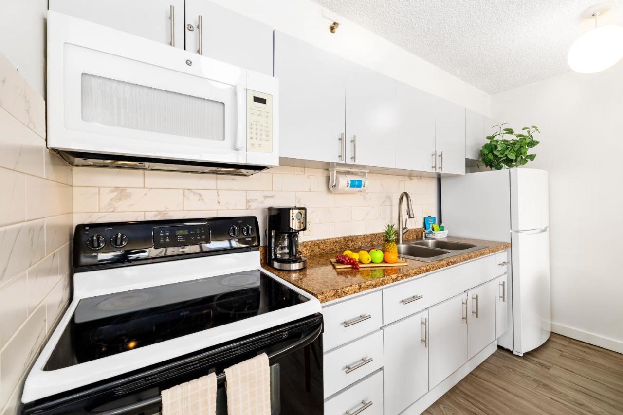 Apartment Charming Steps From Waikiki With Parking! *