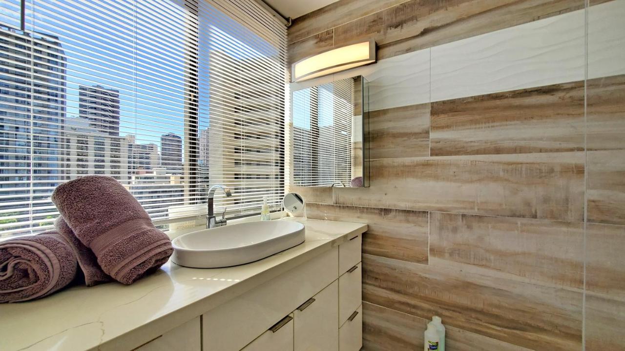 Waikiki Modern No Fee Location Aparthotel