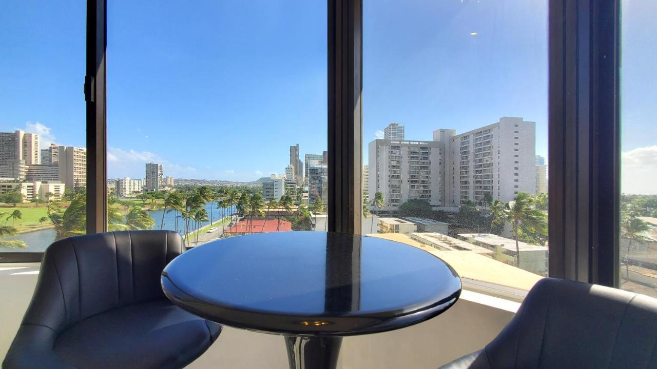Waikiki Modern No Fee Location Aparthotel