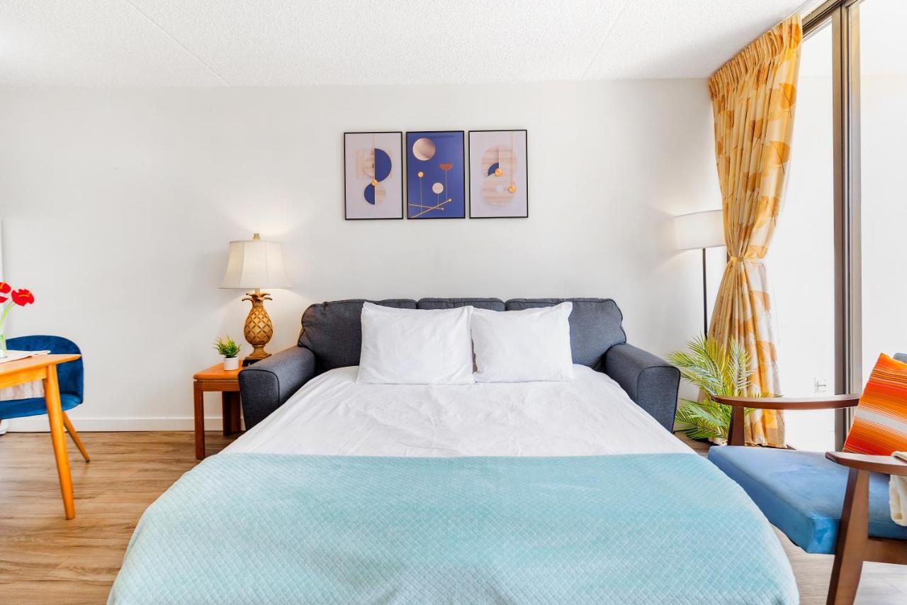 Charming Steps From Waikiki With Parking! Apartment