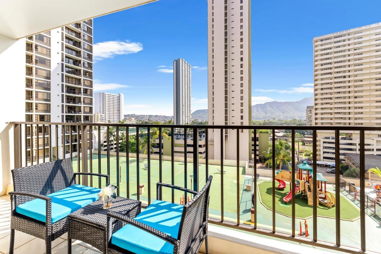 Apartment Charming Steps From Waikiki With Parking! *