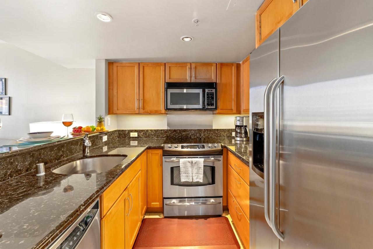 Renovated With View At Aqua Palms Waikiki Apartment