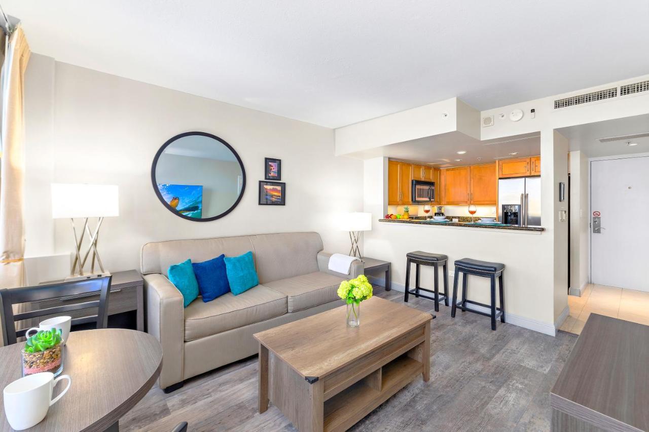 Renovated With View At Aqua Palms Waikiki Apartment