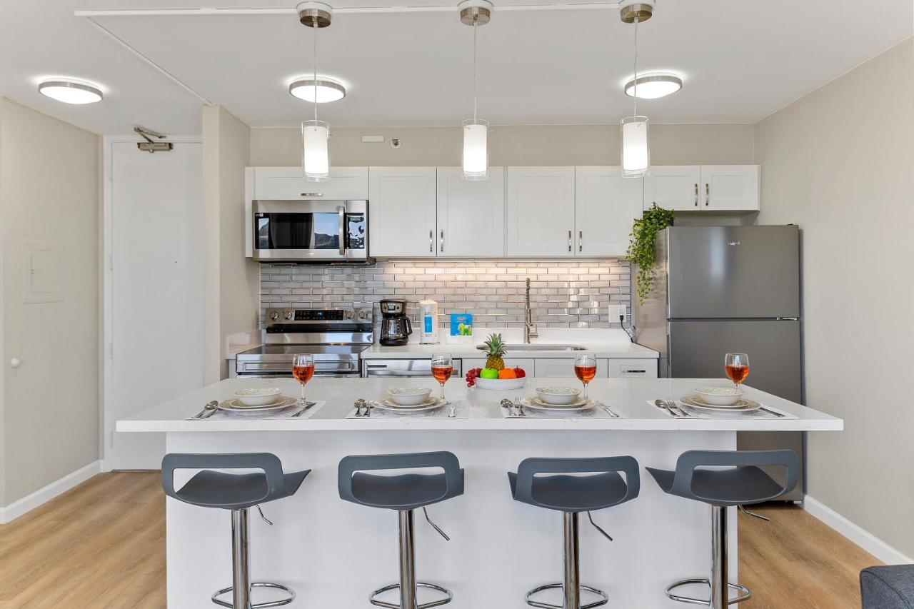 Stylish Oasis With Great Ocean And Diamond Head Views, Free Parking!