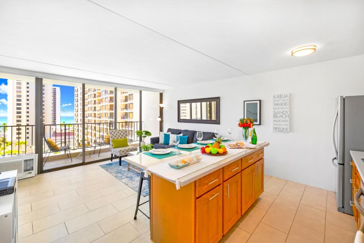 & Ocean Views 1br, Steps From Waikiki & Free Parking! Apartment