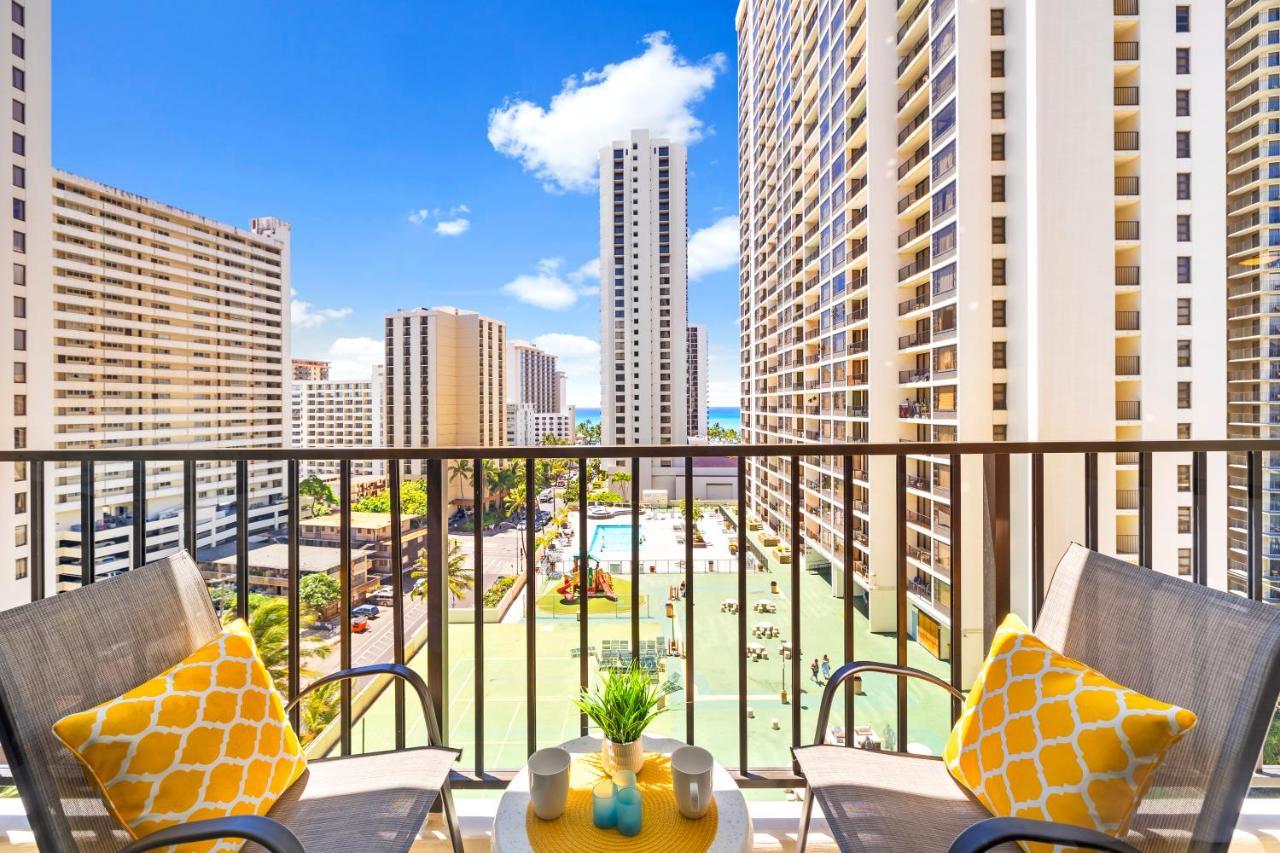 & Ocean Views 1br, Steps From Waikiki & Free Parking! Apartment