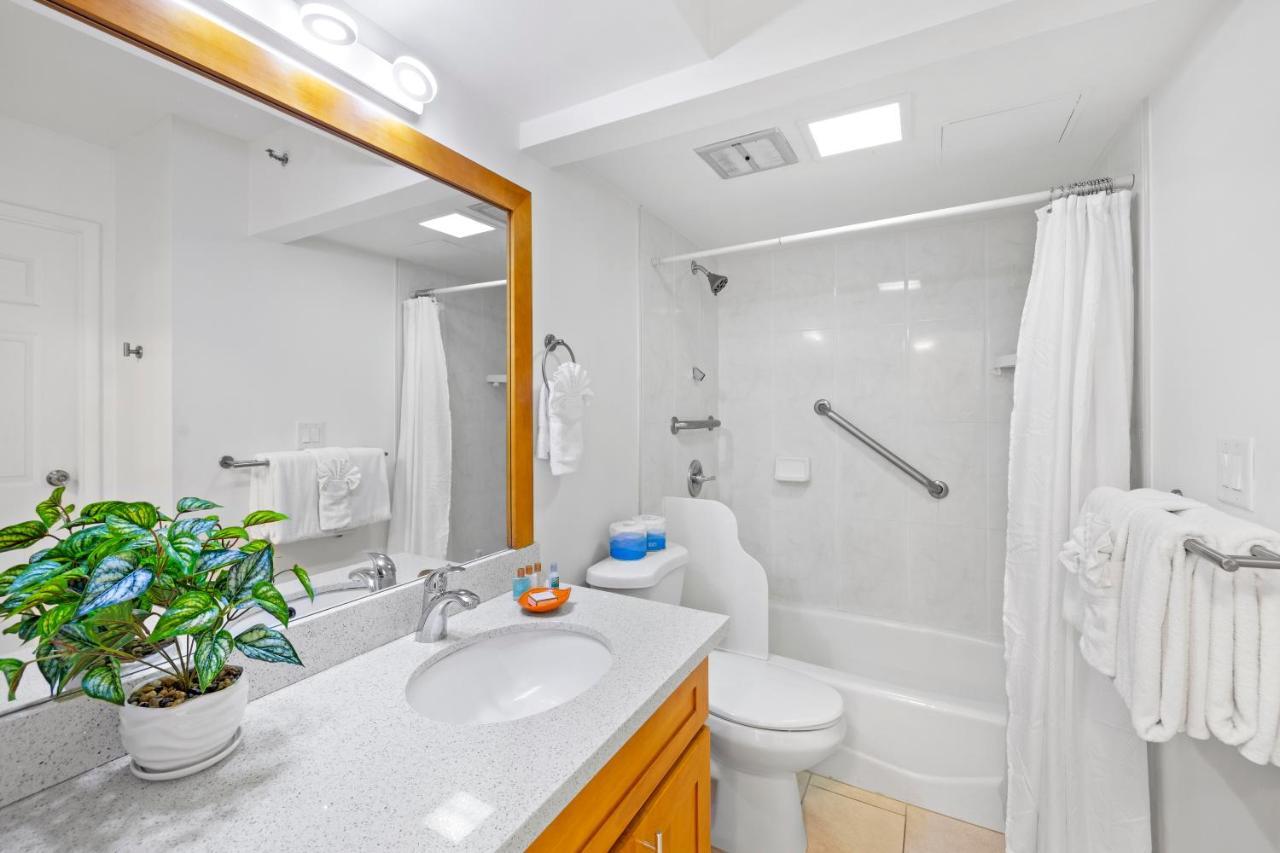 & Ocean Views 1br, Steps From Waikiki & Free Parking! Apartment *