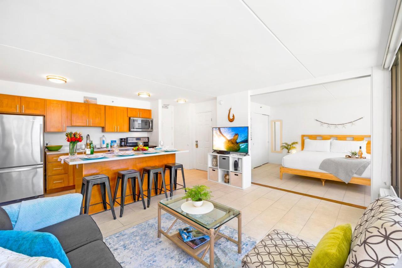 Apartment & Ocean Views 1br, Steps From Waikiki & Free Parking! *