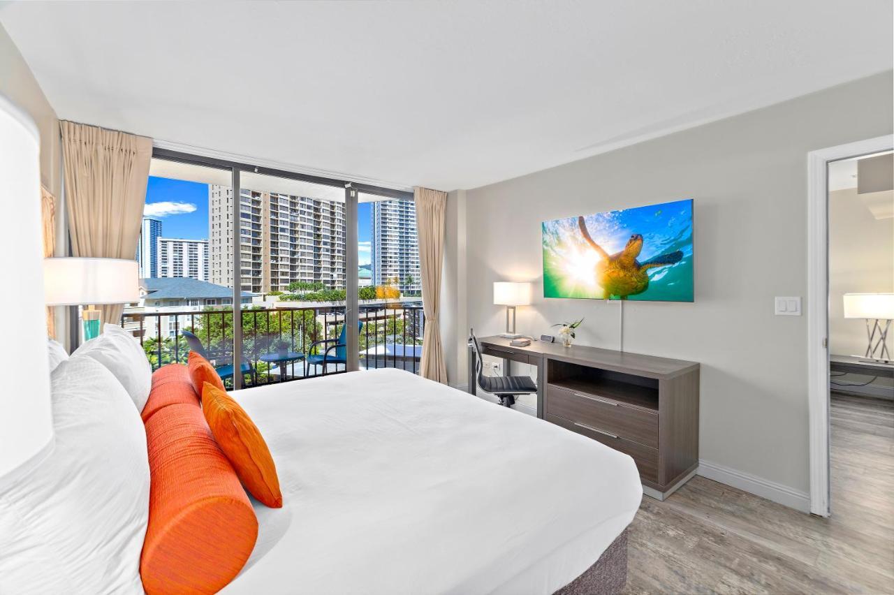 Apartment Renovated With View At Aqua Palms Waikiki