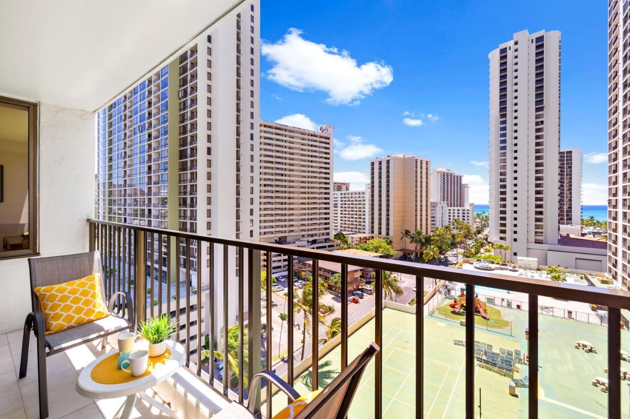 Apartment & Ocean Views 1br, Steps From Waikiki & Free Parking! *