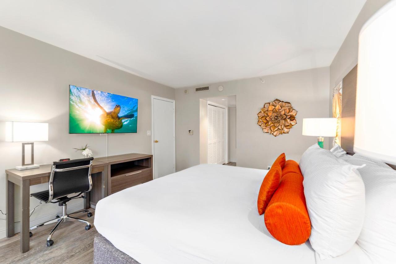 Renovated With View At Aqua Palms Waikiki Apartment