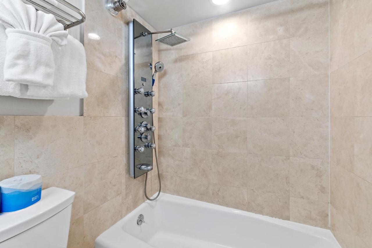 Apartment Renovated With View At Aqua Palms Waikiki