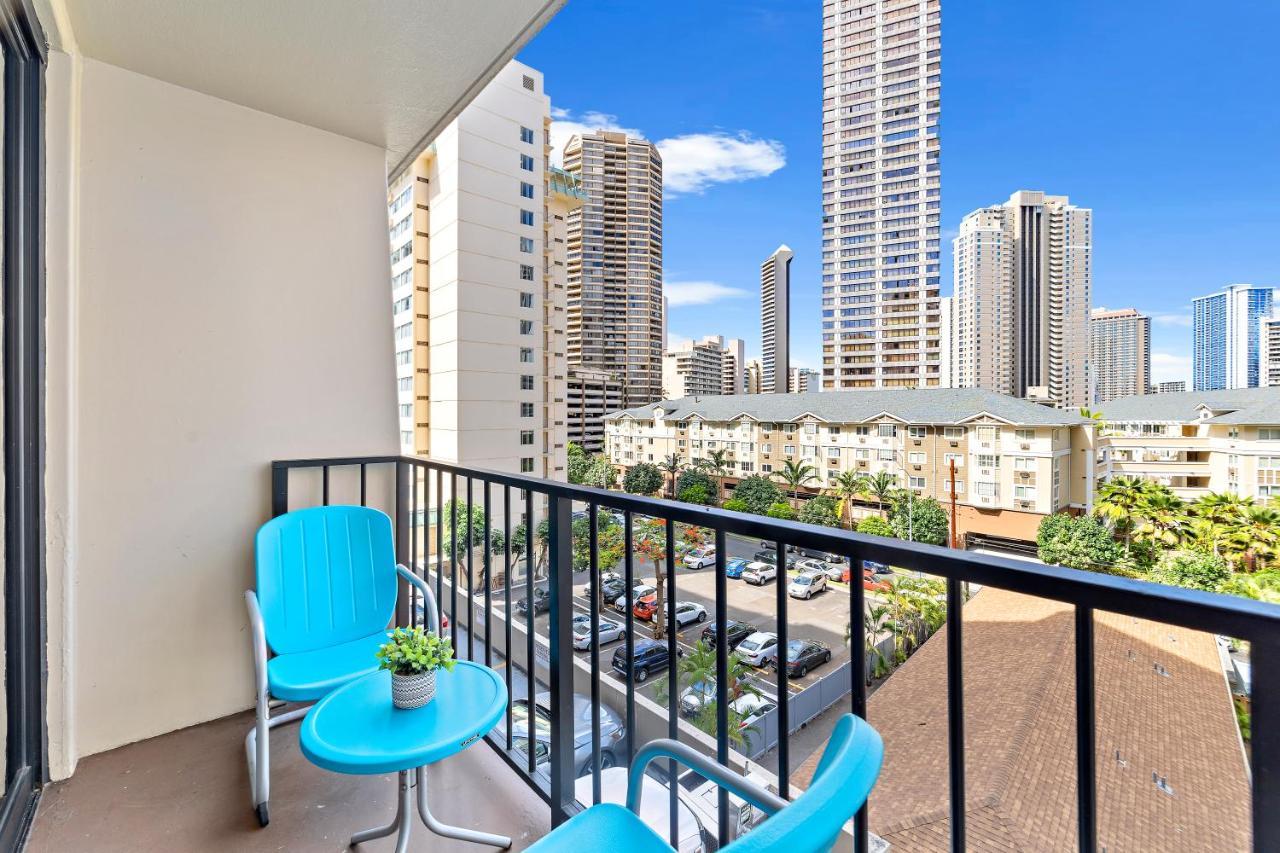 Renovated With View At Aqua Palms Waikiki Apartment *