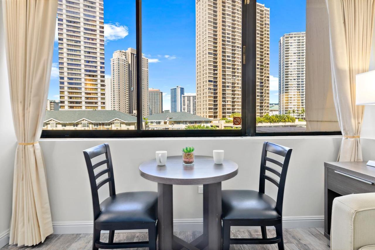 Renovated With View At Aqua Palms Waikiki *