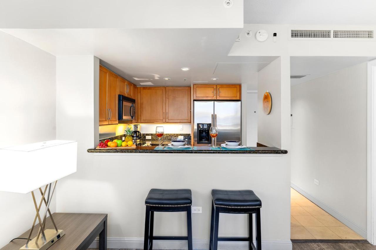 Renovated With View At Aqua Palms Waikiki Apartment
