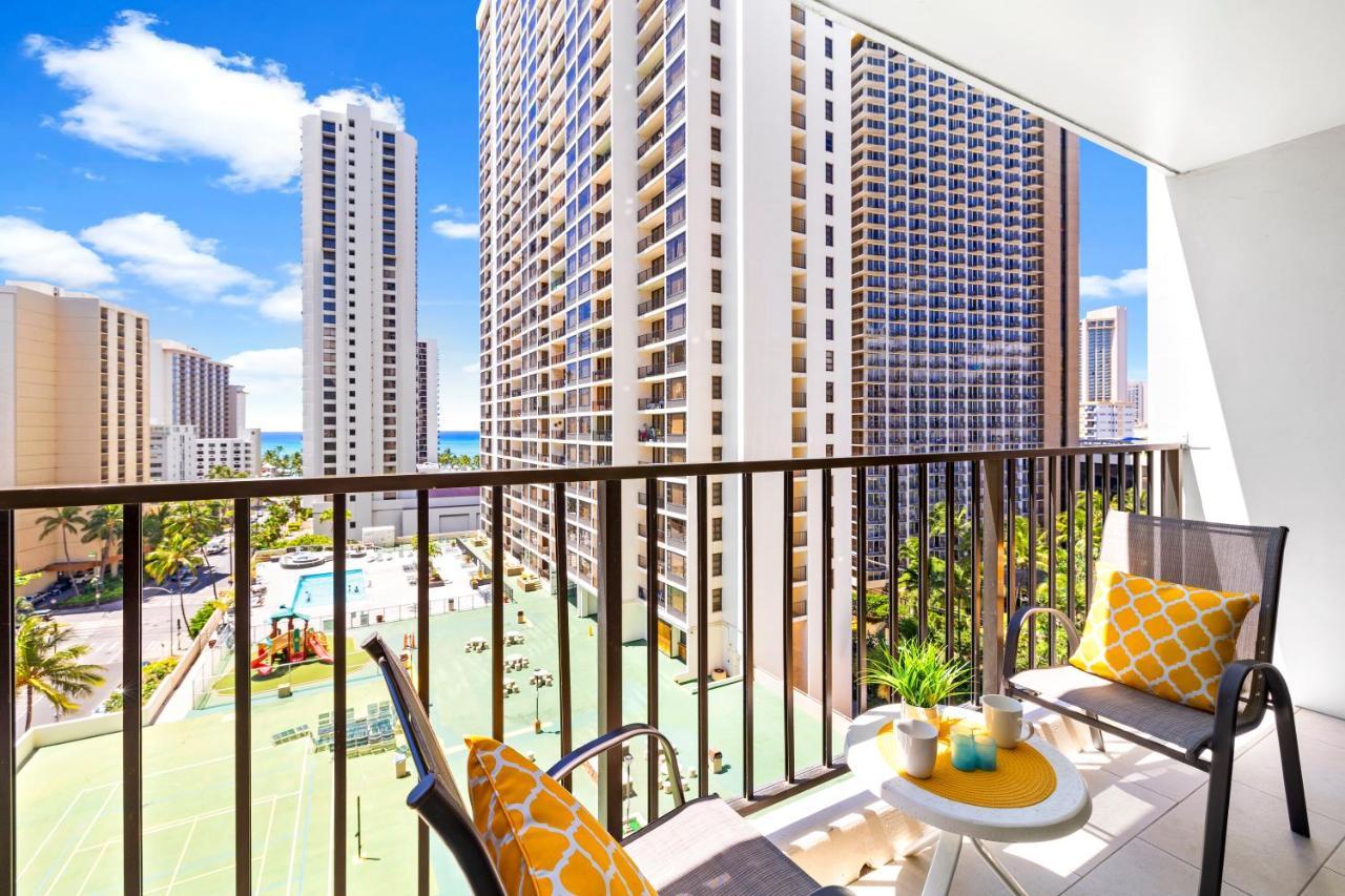 & Ocean Views 1br, Steps From Waikiki & Free Parking! Apartment