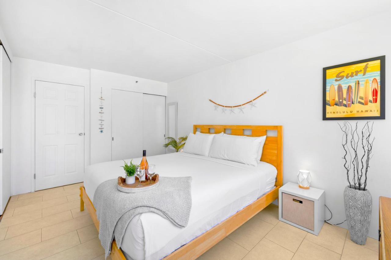 & Ocean Views 1br, Steps From Waikiki & Free Parking! * Honolulu