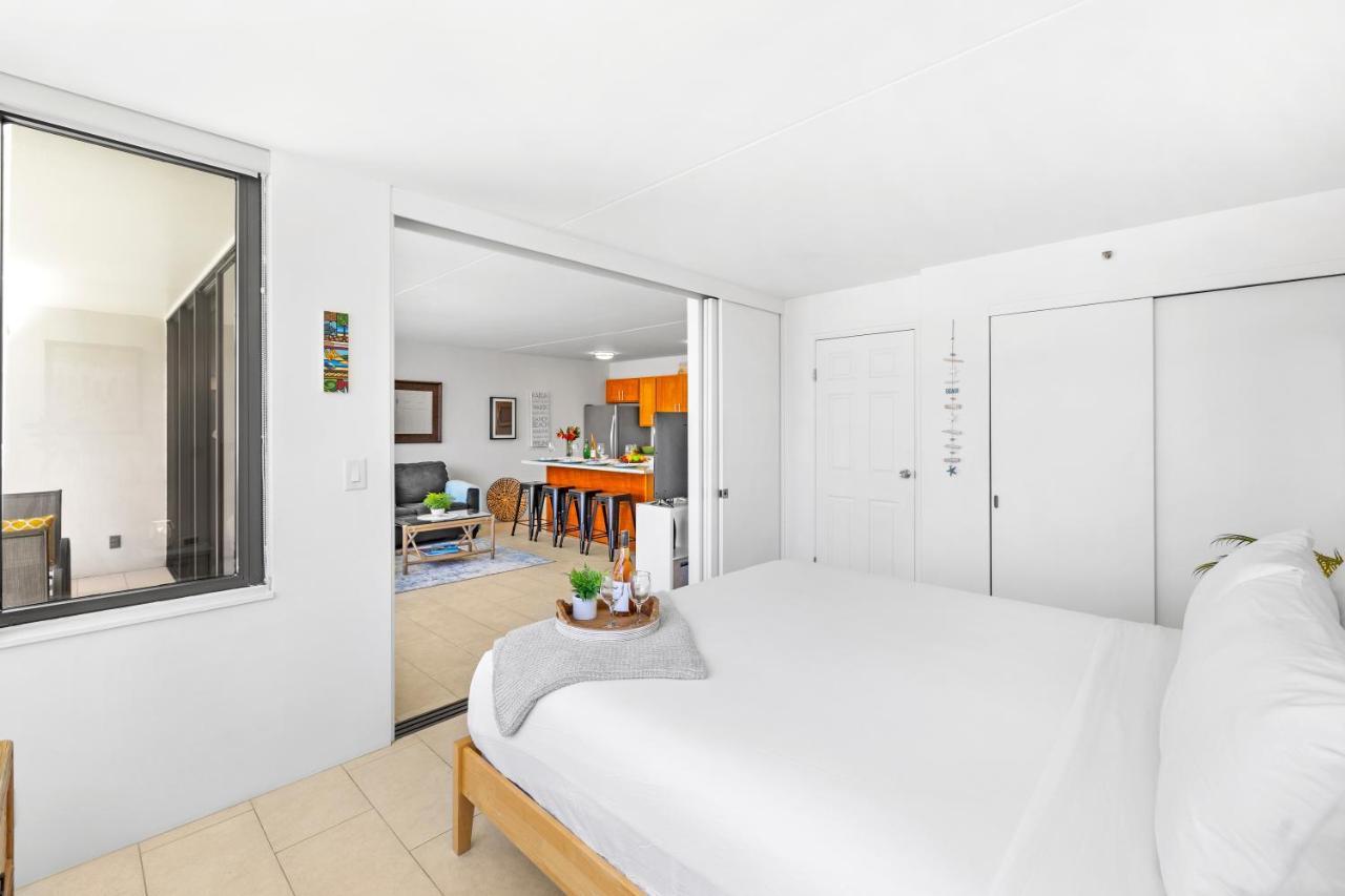 & Ocean Views 1br, Steps From Waikiki & Free Parking! *