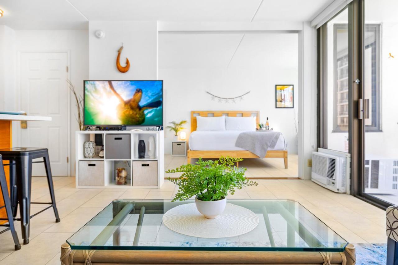 & Ocean Views 1br, Steps From Waikiki & Free Parking! *