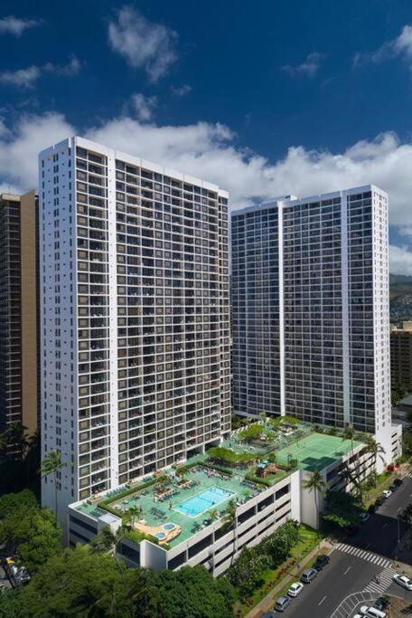 Rec Deck Suite, 1 Bed + Free Parking Apartment