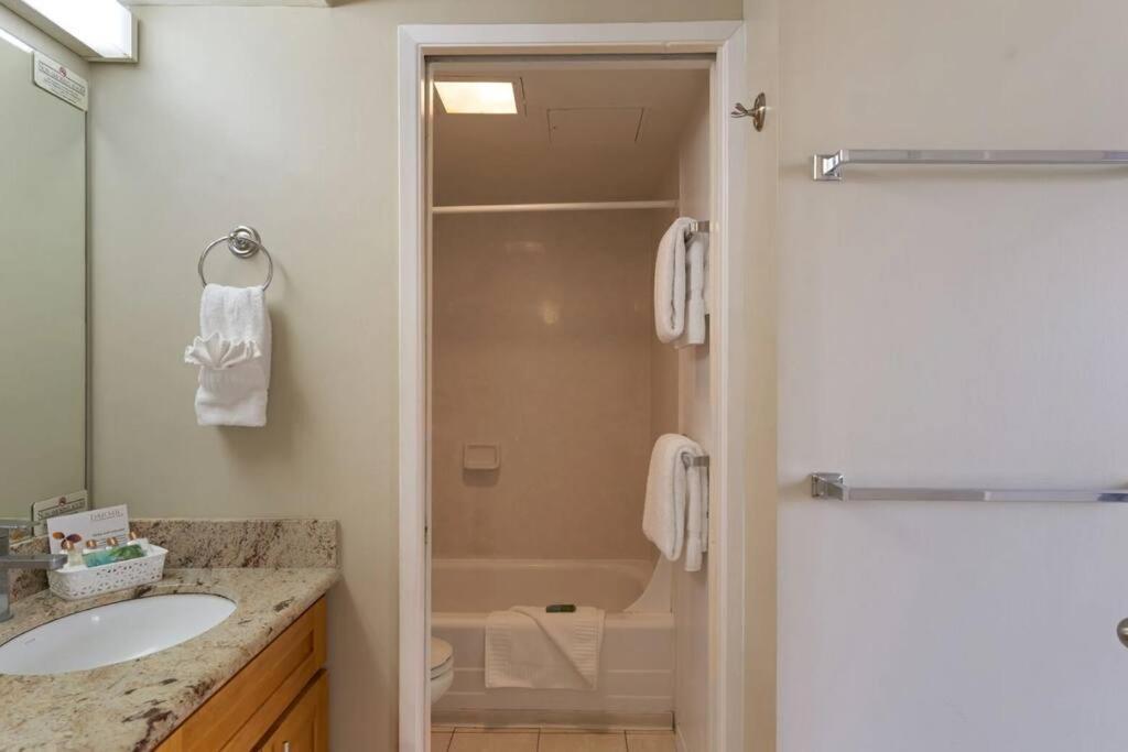 Ala Wai 1 Bed Canal View Apartment *