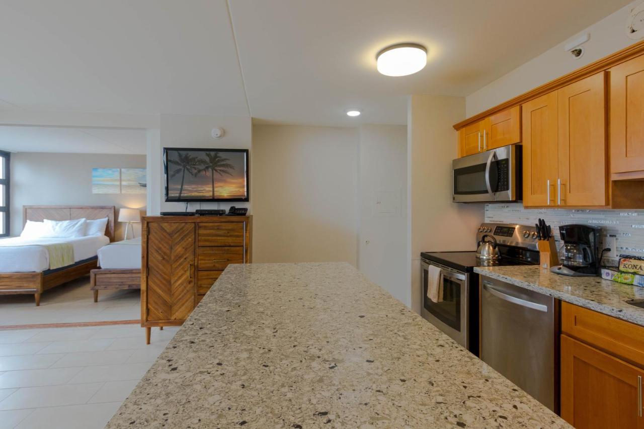 Deluxe Studio Near Waikiki Beach - Free Parking & Outdoor Pool *