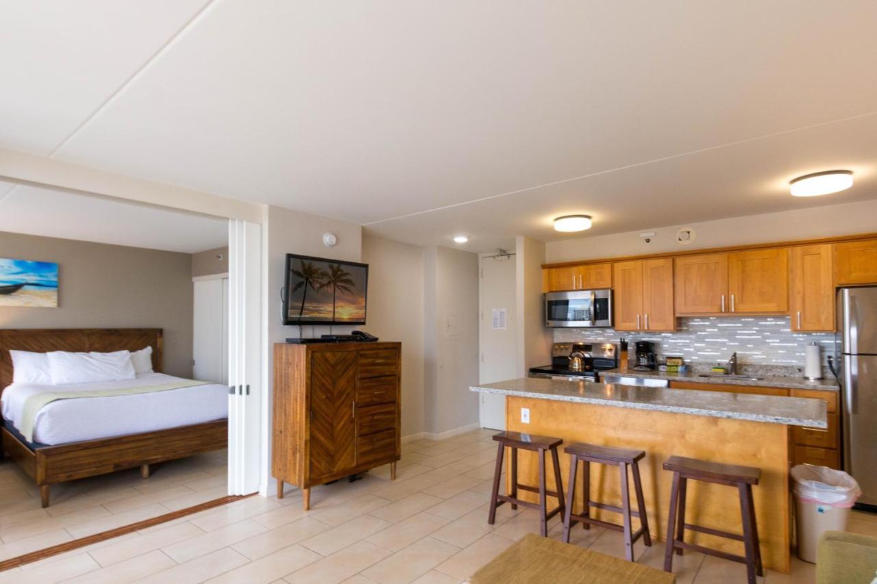 Deluxe Studio Near Waikiki Beach - Free Parking & Outdoor Pool * Honolulu