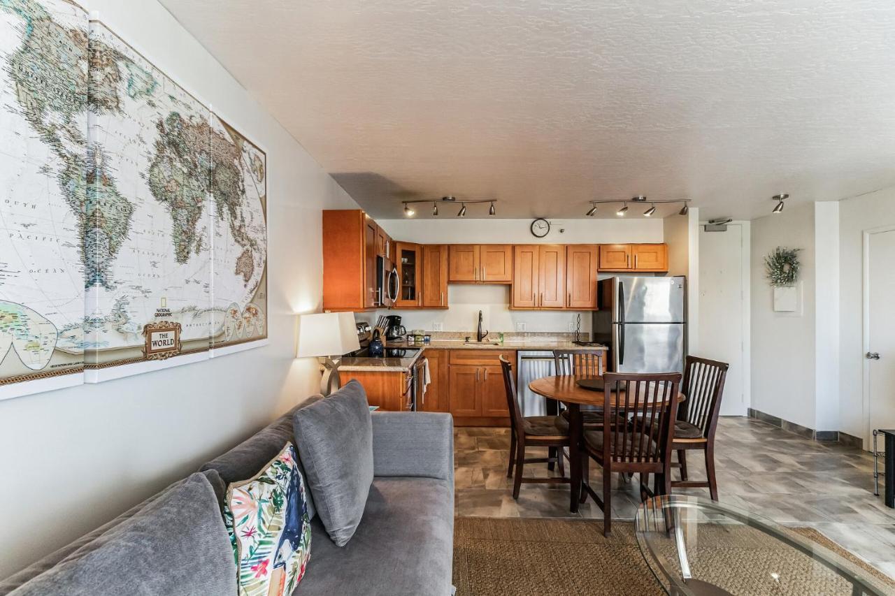 Waikiki Banyan Ocean View Apartment *