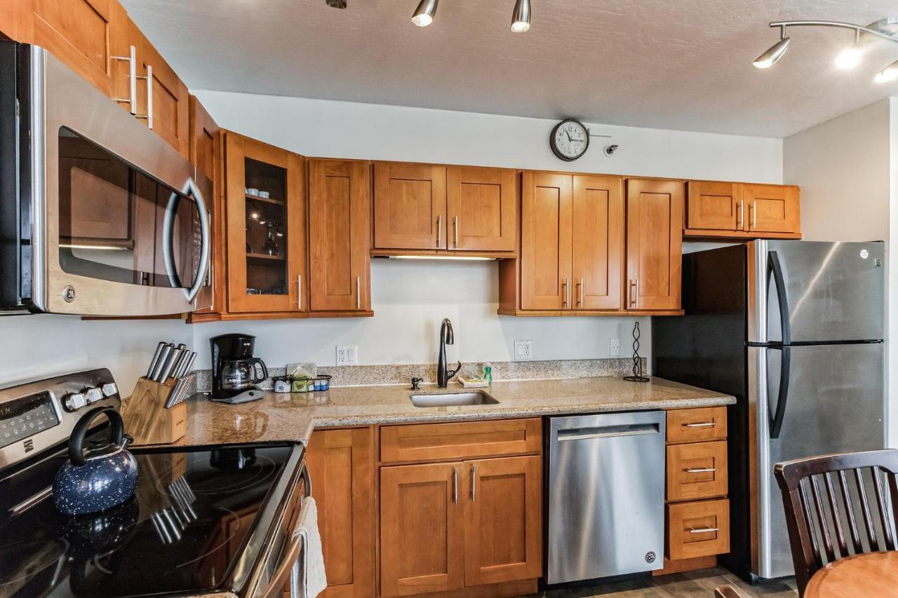 Waikiki Banyan Ocean View Apartment