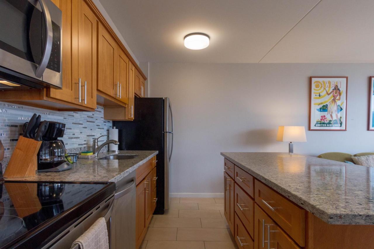 Deluxe Studio Near Waikiki Beach - Free Parking & Outdoor Pool