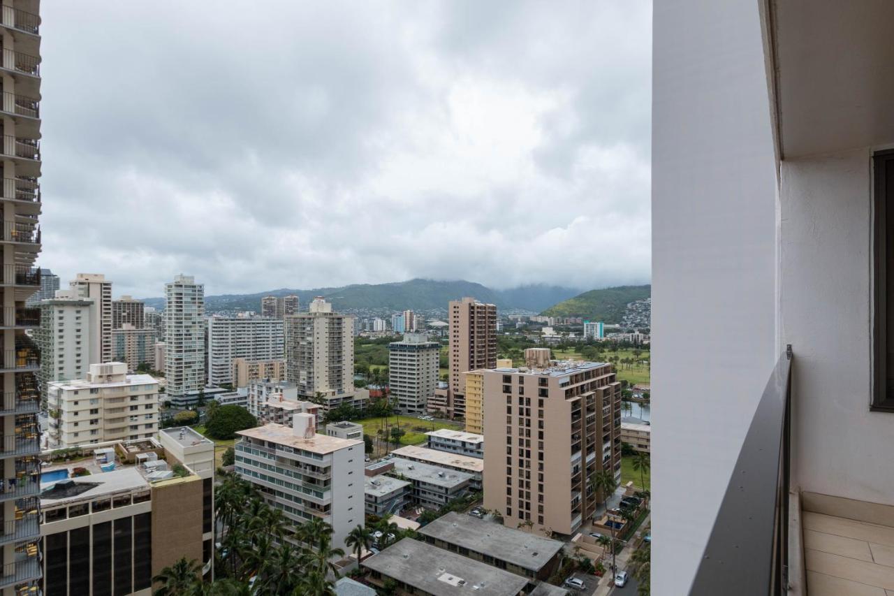 Deluxe Studio Near Waikiki Beach - Free Parking & Outdoor Pool Apartment Honolulu