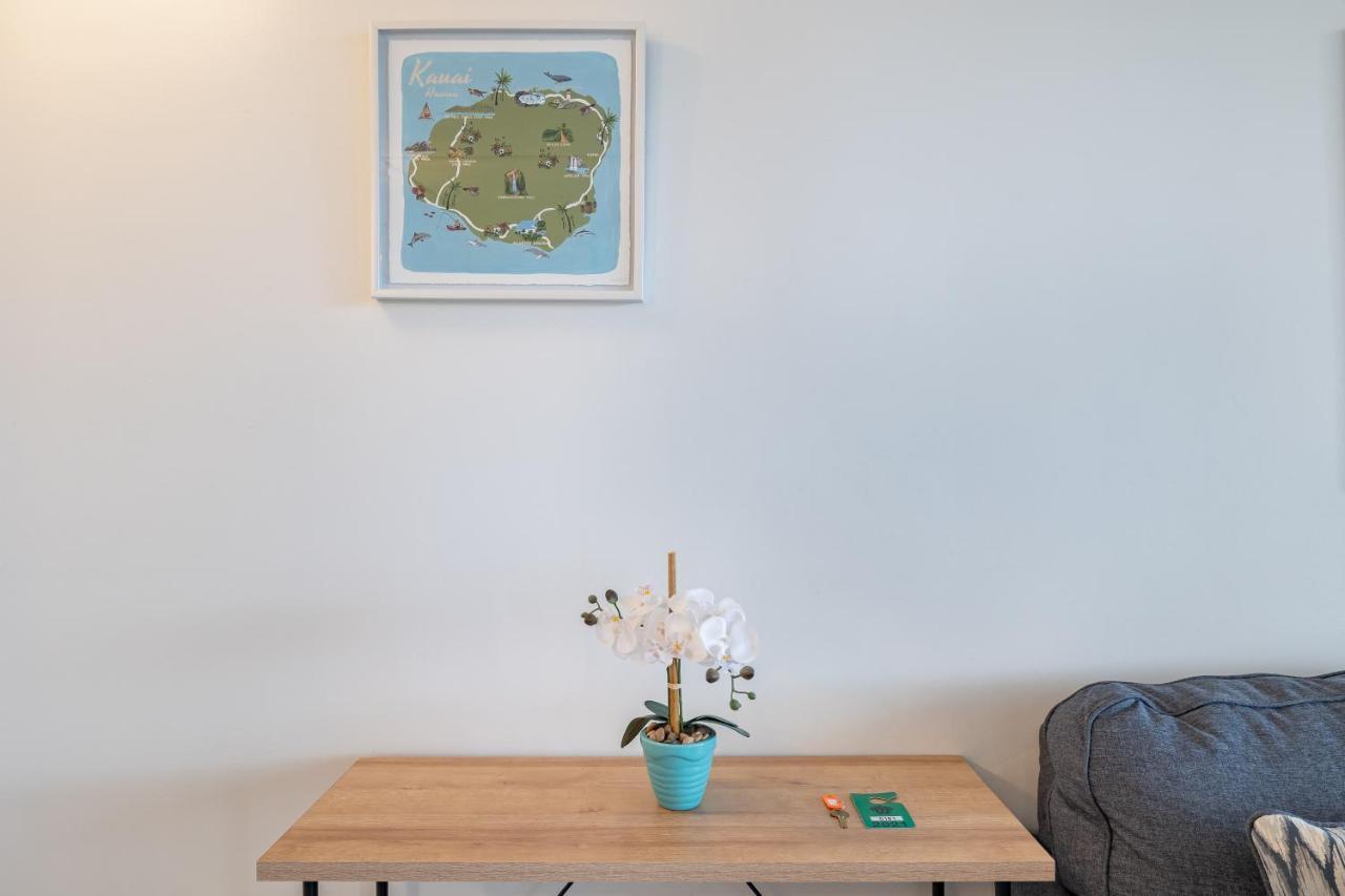 Apartment Mountain View Oasis, Steps From With Parking! *