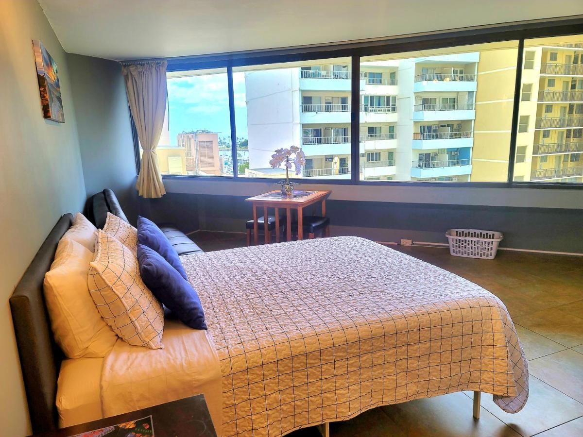 Spacious W/ Parking, Beach/mall/park Honolulu