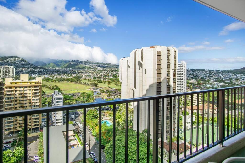 The Whale @waikiki Banyan Apartment *