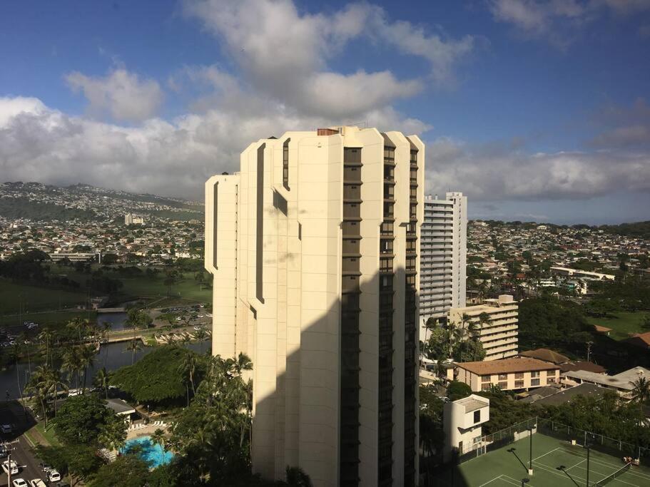 The Whale @waikiki Banyan Apartment