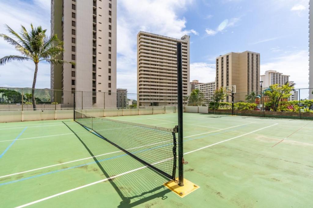 Waikiki Banyan W-ocean Views With Free Parking!