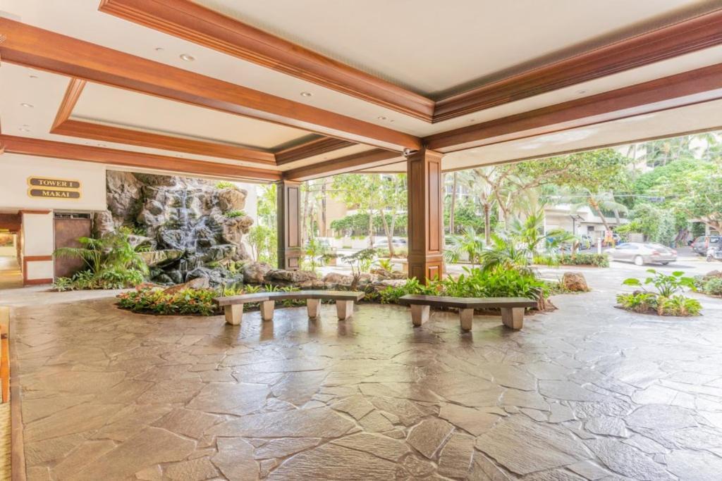 Waikiki Banyan W-ocean Views With Free Parking! Apartment Honolulu
