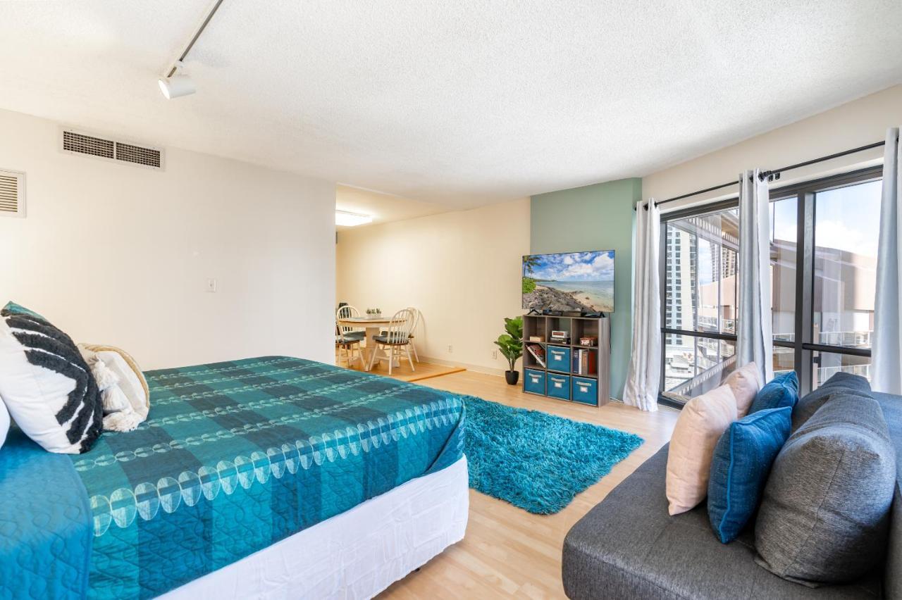 Spacious Downtown Executive Retreat - Free Parking Apartment *