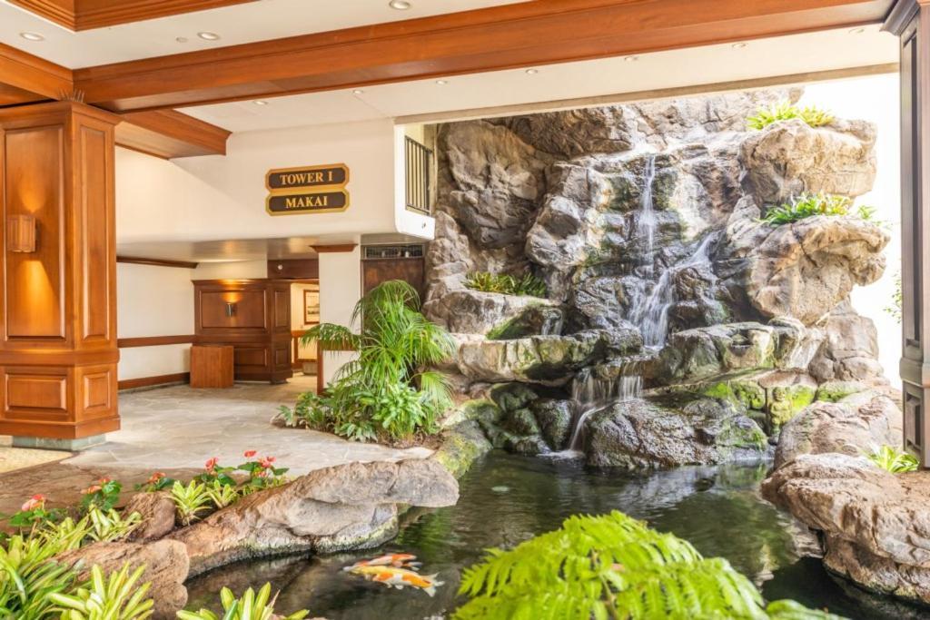 Waikiki Banyan W-ocean Views With Free Parking!