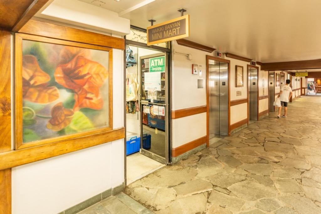 Waikiki Banyan W-ocean Views With Free Parking! Apartment