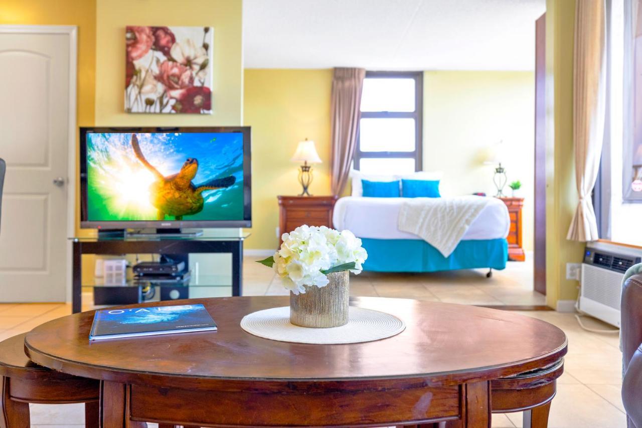 Apartment Stylish With Mountain Views In Waikiki Banyan!