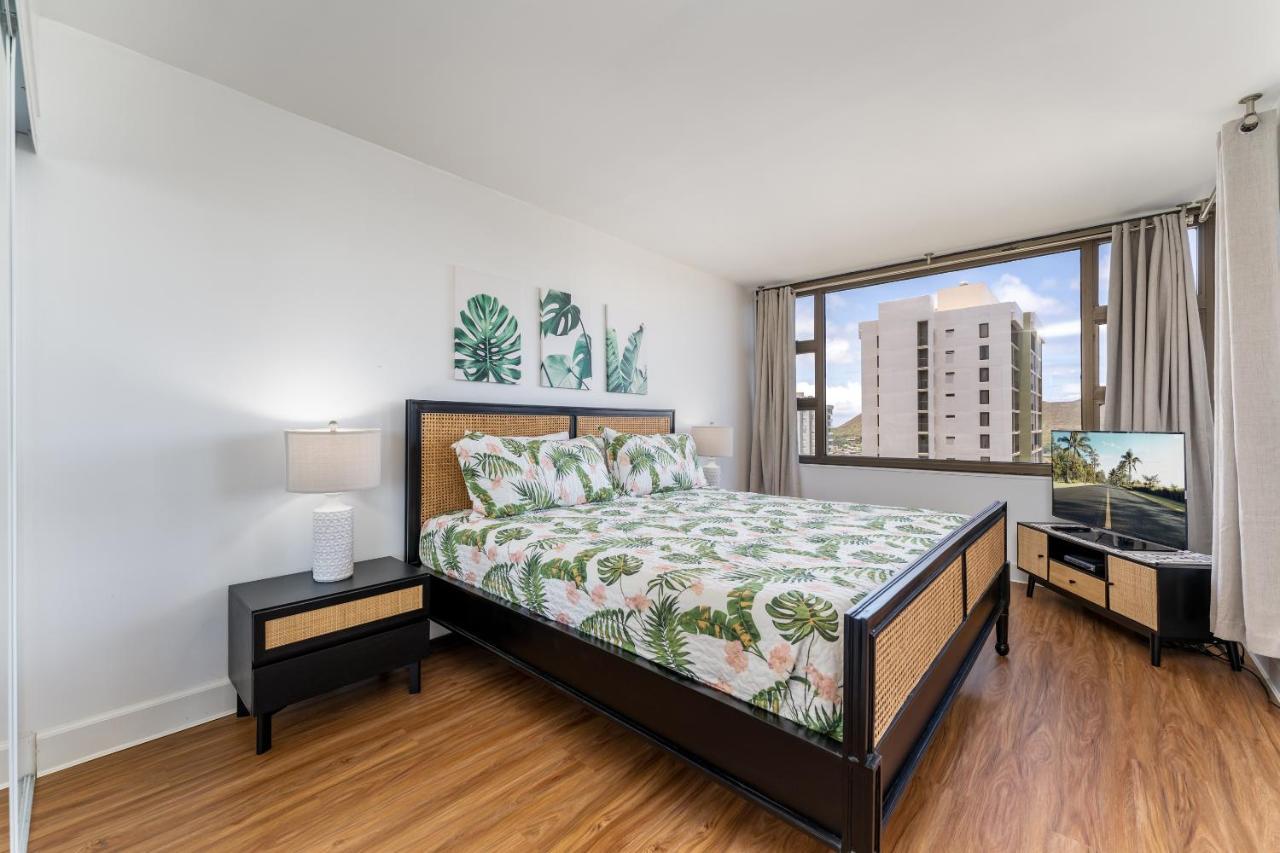 Apartment Waikiki Banyan W-ocean Views With Free Parking!